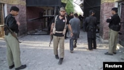 Polisi menjaga sebuah penjara di Pakistan (foto: ilustrasi). Shafqat Hussain digantung hari Selasa (4/8) pagi di sebuah penjara di Karachi.