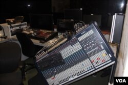 香港立法会同声传译室调音台被人无端掀起 （美国之音记者申华拍摄）