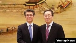 한국 측 6자회담 수석대표 김홍균 외교부 한반도평화교섭본부장(왼쪽)과 중국측 6자회담 대표인 우다웨이 중국 외교부 한반도사무특별대표 (자료사진)