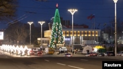 Sebuah pohon Natal terpasang di alun-alun di Tiraspol, di wilayah Transdniestria yang memisahkan diri di Moldova, 3 Januari 2025. Wilayah tersebut, yang terputus dari pasokan gas Rusia, telah menutup pabrik, membatasi pemanas sentral. (Foto: Vladislav Bachev/Reuters)