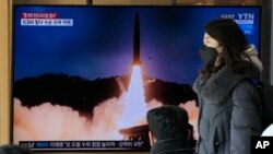 30일 한국 서울역에 설치된 TV에서 북한 미사일 발사 관련 보도가 나오고 있다.