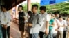 People line up before a polling station in Phnom Penh’s Sen Sok district on July 29, 2018. (Ty Aulissa/VOA Khmer) 