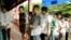 People line up before a polling station in Phnom Penh’s Sen Sok district on July 29, 2018. (Ty Aulissa/VOA Khmer) 