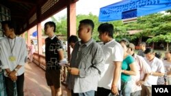 Cambodians wait in line at a polling station in Phnom Penh’s Sen Sok district, Cambodia, July 29, 2018. (Ty Aulissa/VOA Khmer) 