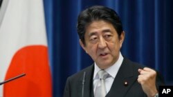 아베 신조 일본 총리가 3일 도쿄 총리관저에서 가진 기자회견에서 발언하고 있다. 아베 정부는 이 날 3차 내각을 출범했다.