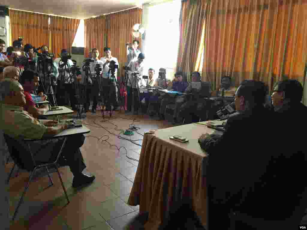 គណបក្ស​សង្គ្រោះ​ជាតិ​ប្រកាស​ធ្វើ​ពហិការ មិន​ចូលរួម​អង្គប្រជុំ​រដ្ឋសភា​ជាតិ​បោះឆ្នោត​ទាក់ទិន​នឹង​ករណី​តំណាងរាស្ត្រ អ៊ុំ សំអាន នៅ​ទីស្នាក់ការ​គណបក្ស​សង្គ្រោះ​ជាតិ​ កាល​ពី​ថ្ងៃ​អង្គារ​ ទី​១២​ ខែ​មេសា​ ឆ្នាំ​២០១៦។ (នៅ វណ្ណារិន/VOA)