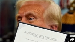 Presiden Donald Trump menandatangani perintah eksekutif yang mengampuni sekitar 1.500 terdakwa yang didakwa dalam serangan 6 Januari di Gedung Capitol AS di Ruang Oval Gedung Putih, Senin, 20 Januari 2025, di Washington. (Foto: AP/Evan Vucci)