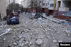Mobil-mobil hancur di samping gedung apartemen setelah serangan militer Ukraina, di Belgorod, Rusia, 24 Maret 2024. (Wali Kota Kota Belgorod Valentin Demidov via Telegram/ Selebaran via REUTERS)