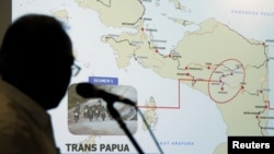 Menteri Pekerjaan Umum dan Perumahan Rakyat Basuki Hadimuljono menunjukkan peta Provinsi Papua dalam konferensi pers mengenai penyerangan terhadap pekerja konstruksi di Papua, diduga oleh kelompok separatis, Selasa, 4 Desember 2018. Setidaknya 24 pekerja dilaporkan tewas. 