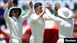 جنوبی افریقہ کے کھلاڑی کھیل کے درمیان وکٹ لینے پر خوشی کا اظہار کرتے ہوئے