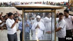 Anna Hazare (tengah) berdoa di monumen peringatan Mahatma Gandhi di Rajghat, New Delhi (19/8).