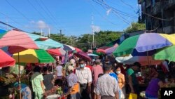 แฟ้มภาพ - ตลาดสดแห่งหนึ่งในนครย่างกุ้ง ประเทศเมียนมา คลาคล่ำไปด้วยผู้คน เมื่อ 24 ต.ค. 2564 