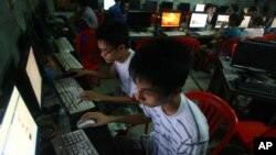 Dua orang pelajar Vietnam mengakses akun facebook dari internet cafe dekat asrama mereka saat kesulitan mengakses dari telepon genggam mereka akibat firewall, 27 September 2012. (Foto: dok).