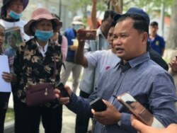 លោក​ គឹម វុត្ថា ប្រធានកងសន្តិសុខ​ខណ្ឌដូនពេញ និយាយជាមួយអ្នកតវ៉ា ក្នុង​រាជធានី​ភ្នំពេញ​ ថ្ងៃទី​៦ ខែវិច្ឆិកា​ ឆ្នាំ​២០២០។ (ហ៊ុល​ រស្មី/វីអូអេ)