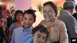 អ្នក​ស្រី​នៅ​ សារឹម​ (កណ្តាល) ជាអតីត​អ្នកទោស​នៃ​មន្ទីរ​ឃុំ​ឃាំង​បឹងត្របែក​ក្នុងរបប​ខ្មែរក្រហម​ ដែល​ជា​ដើម​បណ្តឹង​រដ្ឋ​ប្បវេណីម្នាក់​ក្នុង​សាលាក្តី​ខ្មែរ​ក្រហម។