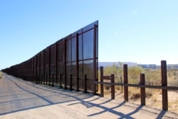 美墨边界之间的网状隔离墙。