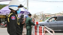 អាជ្ញាធរកំពុងរឹតបន្តឹងការធ្វើដំណើរក្នុងរាជធានីភ្នំពេញ ក្នុងអំឡុងពេលបិទខ្ទប់ក្នុងរាជធានីភ្នំពេញ ដើម្បីទប់ស្កាត់ការឆ្លងរាលដាលនៃជំងឺកូវីដ១៩ នៅថ្ងៃទី១៥ ខែមេសា ឆ្នាំ២០២១។ (កាន់ វិច្ឆិកា/វីអូអេ)