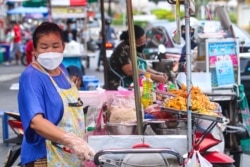 FILE - Bangkok is famous for its street food vendors and more international arrivals means more business for the economy, Bangkok, Thailand, Sept. 12, 2021. (Tommy Walker/VOA)