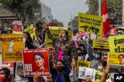 Demonstran memprotes junta militer Myanmar di Mandalay, Myanmar, 18 Februari 2021. (Foto: AP)