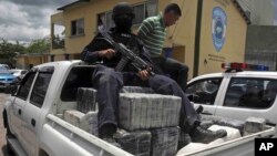 La police nationale du Honduras a saisi des paquets de cocaïne à Tegucigalpa, au Honduras, 3 juillet 2-12. 