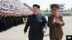 김정은 북한 국방위원회 제1위원장이 인민군 제5차 훈련일꾼대회 참가자들과 기념사진을 찍었다고 조선중앙통신이 지난 5월일 보도했다. 촬영 날짜는 최근이라고 밝혔다. (자료사진)