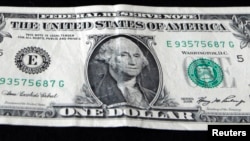 ក្រដាស​ប្រាក់​១ដុល្លារ​របស់​សហរដ្ឋ​អាមេរិក ដែល​ស្ថិត​នៅក្នុង​ចំណោម​ក្រដាស​ប្រាក់​ដែល​ធនាគារ​ជាតិ​នៃ​កម្ពុជា​បាន​ប្រកាស​កាលពី​ចុង​ខែ​ឧសភា​ថា ខ្លួន​នឹង​ឈប់​ទទួល​យក​ពី​គ្រឹះស្ថាន​ហិរញ្ញ​វត្ថុ។ 