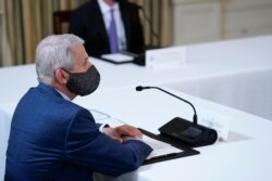 앤서니 파우치 미국 국립알레르기·전염병연구소(NIAID) 소장이 10일, 백악관에서 조 바이든 대통령에게 코로나 관련 브리핑을 진행하고 있다.