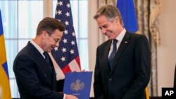 토니 블링컨(오른쪽) 미 국무장관이 7일 워싱턴 D.C. 시내 청사에서 울프 크리스테르손 스웨덴 총리로부터 북대서양조약기구(NATO·나토) 가입문서를 수령하고 있다.