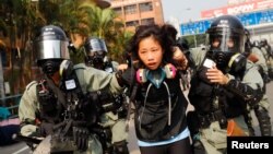 Politsiya namoyishchilardan birini hibsga olmoqda, Gonkong, 2019-yil, 18-noyabr