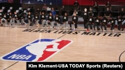 Klečanje igrača NBA pred utakmicu u znak podrške borbi protiv rasne nejednakosti i policijske brutalnsti