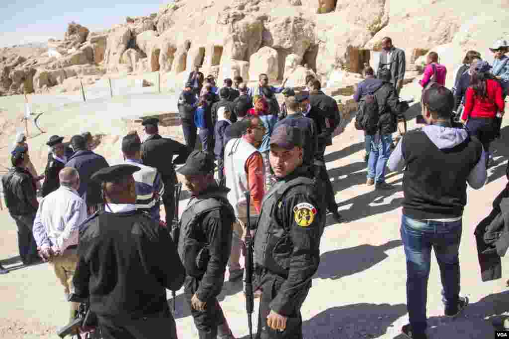 Egyptian police guard an excavation site in the Draa Abul Naga necropolis on Luxor’s west bank, Dec. 9, 2017. (H. Elrasam/VOA)
