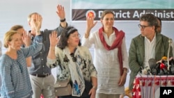 Para anggota tim Dewan Keamanan PBB yang mengunjungi Bangladesh mengacungkan tangan dalam konferensi pers di kamp pengungsi Rohingya di Kutupalong, Bangladesh, 29 April , 2018. 