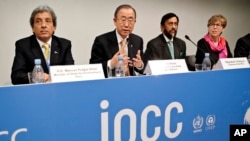 Dari kiri ke kanan: Menteri Lingkungan Hidup Peru Manuel Pulgar-Vidal, Sekjen PBB Ban Ki-moon, Ketua IPCC Rajendra K. Pachauri dan Sekretaris IPCC Renata Christ, menerangkan laporan panel iklim PBB (2/11) di Kopenhagen. 