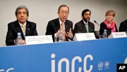 Le Secrétaire général de l'ONU, Ban Ki-moon (au c.), présidant la réunion du GIEC à Copenhague au Danemark (AP)