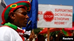 በማልታ የሚገኙ የኦሮሞ ብሔረሰብ አባላት በሰኔ ወር 2014 ዓ.ም ለተቃውሞ ሰልፍ በወጡበት ወቅት [ፎቶ ፋይል - ሮይተርስ]