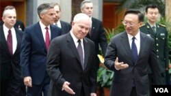 Menteri Luar Negeri Tiongkok Yang Jiechi (kanan) bersama Menteri Pertahanan Amerika Robert Gates (foto: dok).