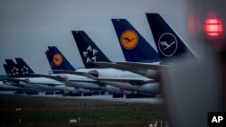 ARHIVA - Avioni nemačke Lufthanze na aerodromu u Frankfurtu 4. maja 2020. 