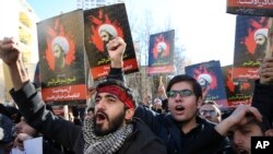 Manifestants iraniens protestant contre l'exécution par l'Arabie saoudite de l'opposant et chef religieux shiite Sheikh Nimr al-Nimr, Téhéran, Iran, le 3 janvier 2016. (AP Photo/Vahid Salemi)