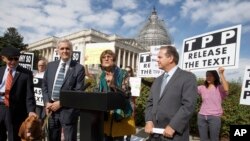 តំណាង​រាស្រ្ត លោកស្រី Rosa DeLauro (រូប​កណ្តាល) តំណាងរាស្រ្ត​ លោក Lloyd Doggett និង​តំណាងរាស្រ្ត​ លោក David Cicilline (រូប​ស្តាំ) និង​សមាជិក​ផ្សេង​ទៀត​នៃ​សភា ថ្លែង​សន្និសីទ​កាសែត​នៅ​វិមាន Capitol Hill ក្នុង​រដ្ឋធានី​វ់ាស៊ីនតោន កាលពី​ថ្ងៃទី២៩ ខែតុលា ឆ្នាំ២០១៥ អំពី​ខ្លឹមសារ​លម្អិត​នៃ​កិច្ចព្រមព្រៀង​ដៃ​គូ​ពាណិជ្ជកម្ម​ឆ្លង​មហា​សមុទ្រ​ប៉ាស៊ីហ្វិក (TPP)។