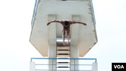 រូបឯកសារ៖ អតីត​កុមារ​កំព្រា​កម្ពុជា​ Jordan Pisey Windle​ ដែល​មាន​ឪពុក​ចិញ្ចឹម​ជា​ជនជាតិ​អាមេរិកាំង​ បច្ចុប្បន្ន​​ជា​កីឡាករ​លោត​​​ទឹក​​ថ្នាក់​ជាតិ​ឆ្នើម​របស់​សហរដ្ឋ​អាមេរិក​ បាន​មក​កាន់​ប្រទេស​កម្ពុជា​ជា​លើក​ដំបូង ដើម្បី​ផ្តល់​កី្តសង្ឃឹម​ដល់​កុមារ​កំព្រា​ផ្សេង​ទៀត​នៅ​កម្ពុជា​​ ក្នុង​រាជធានី​ភ្នំពេញ​ កាល​ពី​ថ្ងៃ​ទី​១២ ខែ​ឧសភា​ ឆ្នាំ​២០១៦។ (ហ៊ាន សុជាតា/VOA)