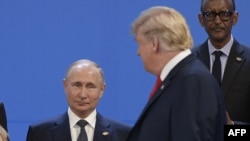 资料照：美国总统特朗普（右）与俄罗斯总统普京在布宜诺斯艾利斯出席G20领导人峰会期间合影。（2018年11月30日）