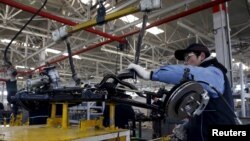 资料照片：在北京一家由北汽集团出资的北京电动车工厂，一名员工在生产电子汽车的装配线上工作。（2016年1月18日）