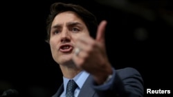 PM Kanada Justin Trudeau saat mengumumkan rencana pembangunan pabrik roduksi baterai kendaraan listrik oleh Grup Volkswagen PowerCo SE di St. Thomas, Ontario, Kanada 21 April 2023. (Foto: REUTERS/Carlos Osorio)
