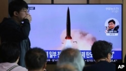 រូបឯកសារ៖ ពលរដ្ឋមើលការបង្ហោះមីស៊ីលរបស់កូរ៉េខាងជើងនៅក្នុងព័ត៌មានផ្សាយតាមទូរទស្សន៍មួយ នៅ​ស្ថានីយរថភ្លើង ក្នុង​ក្រុង​សេអ៊ូល ប្រទេស​កូរ៉េខាងត្បូង។ 