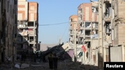 Harta benda yang rusak setelah gempa mengguncang Wilayah Sarpol-e Zahab di Kermanshah, Iran, 13 November 2017. 