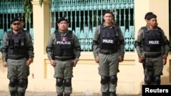 រូបឯកសារ៖ មន្ត្រី​ប៉ូលិស​ឈរ​យាម​ល្បាត​នៅ​ក្បែរ​តុលាការ​កំពូល​ រាជធានីភ្នំពេញ ថ្ងៃទី៣១ ខែតុលា ឆ្នាំ២០១៧។