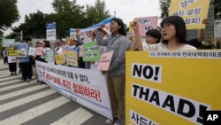 Para pengunjuk rasa meneriakkan slogan-slogan selama unjuk rasa untuk menentang penempatan sistem THAAD, di depan Kementrian Pertahanan (13/7). Seoul, Korea Selatan (foto: dok)