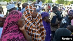 Iyayen da ‘yan uwan ‘yan matan da aka sace suna maida jawabi a taron da suka yi da gwamna jihar Borno, a Chibok, jihar Borno, 22 Afrilu 2014.