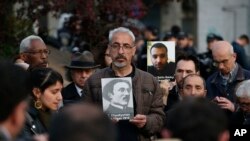 រូបឯកសារ៖ មនុស្សមួយក្រុមបានកាន់រូបថតក្រុមអ្នកប្រាជ្ញអាមេនី ដែលត្រូវបានស្លាប់ក្នុងការសម្លាប់រង្គាលនាឆ្នាំ ១៩១៥ ក្នុងពិធីរំឭកខួប ១០៤ឆ្នាំនៃការសម្លាប់រង្គាលនេះ នៅទីក្រុងអ៊ីស្តង់ប៊ុល ប្រទេសតួកគី កាលពីថ្ងៃទី ២៤ ខែមេសា ឆ្នាំ ២០១៩។