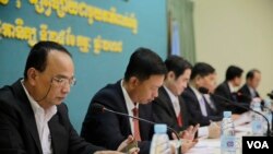 រូបឯកសារ៖ សមាជិក​របស់​គណកម្មាធិការ​រៀបចំ​ការ​បោះ​ឆ្នោត(គ.ជ.ប.)​ចូល​រួម​ក្នុង​កិច្ច​ប្រជុំ​ភាគី​ពាក់ព័ន្ធអំពី​ការ​បោះឆ្នោត​សភា​ជាតិ​នីតិកាល​​ទី​៤​កាលពី​ថ្ងៃទី​២៥ កុម្ភៈ ២០១៨​ នៅ​ទីស្នាក់ការកណ្តាល​របស់​គ.ជ.ប. រាជធានី​ភ្នំពេញ​ ប្រទេស​កម្ពុជា។ (ទុំ ម្លិះ/VOA)